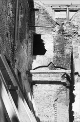 <p>Detail van de topgevel tussen het voorhuis van Papenstraat 9 en 11-13 tijdens de restauratie in 1973 (beeldbank RCE). </p>
